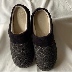 EUC WOMEN’S ISOTONER HOUSE SHOES. US SIZE  8.5-9; MACHINE WASHABLE; $12